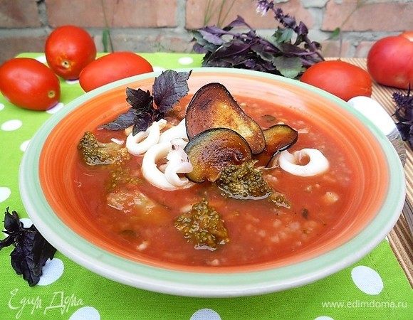 Подаем суп с хрустящими баклажанами, украшаем колечками кальмаров, зеленью или базиликом. Приятного аппетита!