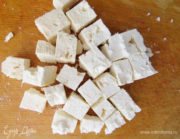 Брынзу нарезаем кубиками.