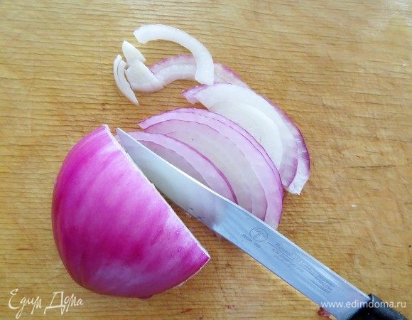 Салатный лук нарезаем полукольцами.