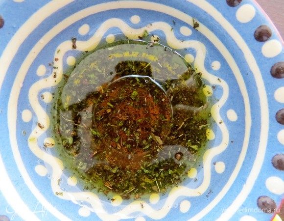 Делаем заправку. В маленькой пиалке смешиваем оливковое масло, бальзамический уксус, мед и сушеную мяту. 