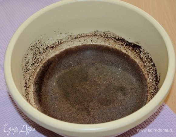 Черемуховую муку залить горячим молоком, перемешать и оставить до остывания.