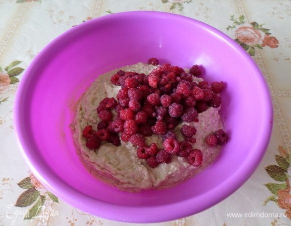 Добавляем малину, немного отложив для украшения.