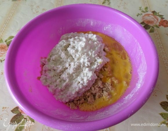 Добавляем в чашку с тестом-крошкой взбитые яйца и сметану с хлопьями. Перемешиваем.