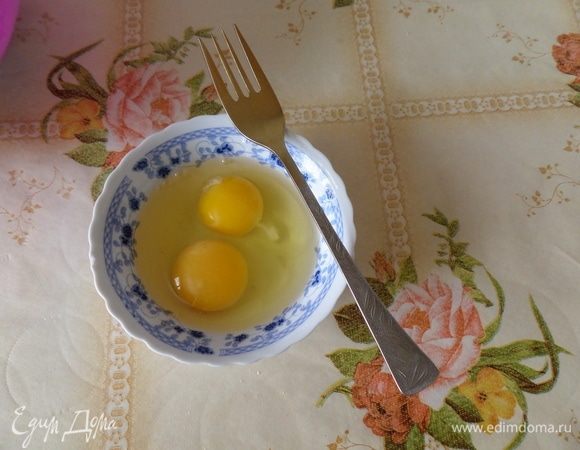 Яйца взбиваем.
