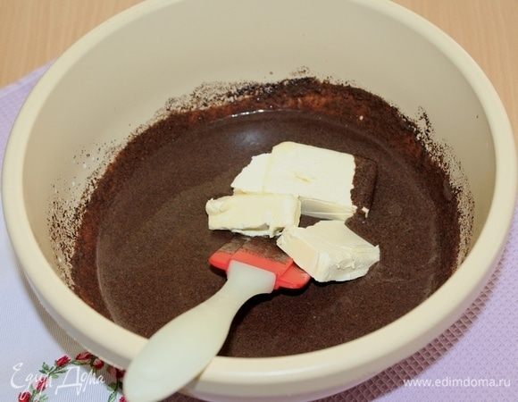 Затем ввести мягкое сливочное масло, хорошо перемешать.