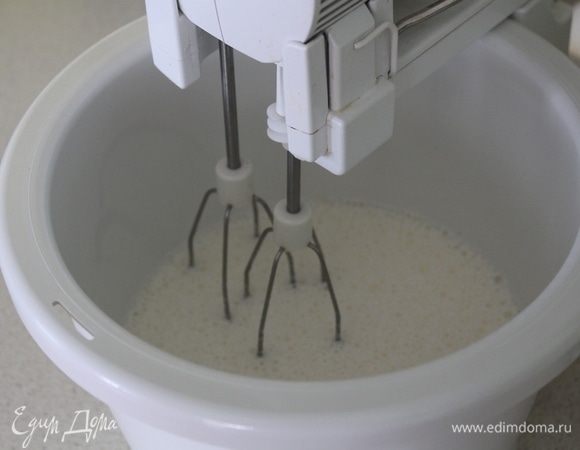 Яйца взбить с сахаром, добавить лимонный сок и еще раз взбить.