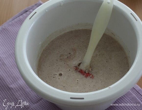 Аккуратно соединить две смеси.