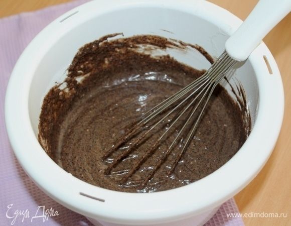 Частями ввести муку, перемешать.