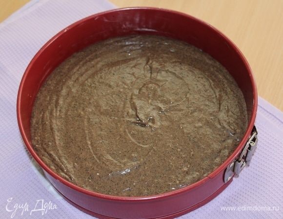 В форму диаметром 24 см выложить тесто.