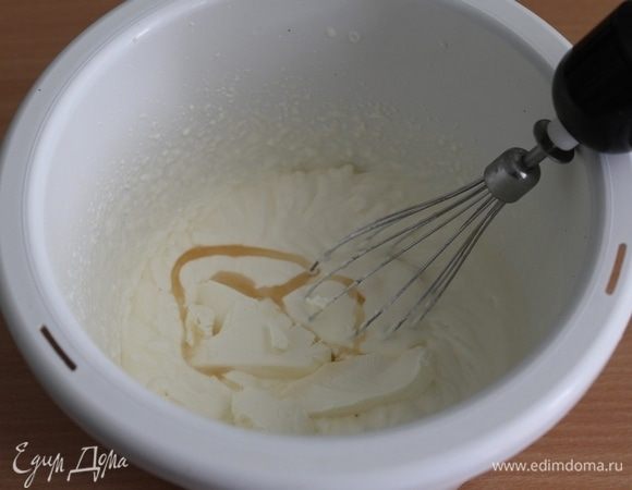 Для крема взбить сливки с сахаром, затем добавить сметану, маскарпоне (или творожный сыр), ванильный сироп и снова взбить.