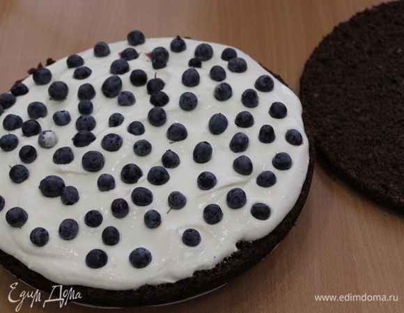 Коржи разрезать на две или три части, нанести обильно крем, посыпать голубикой.