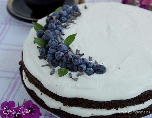 Сверху украсить кремом и ягодами и отправить в холодильник на пару часов.