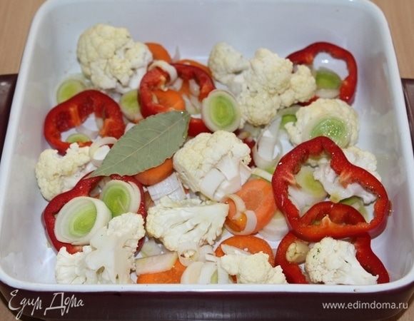 Овощи (кроме помидоров) почистить, порезать, посолить, поперчить, полить оливковым маслом и уксусом и отправить в духовку на 30 минут.