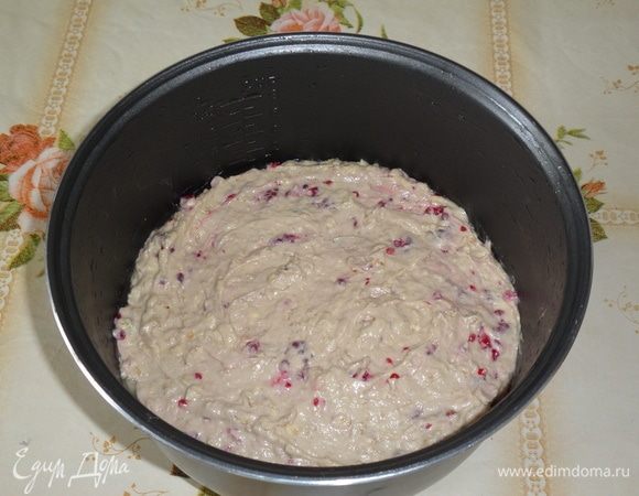 Чашу мультиварки смазываем растительным маслом. Выкладываем тесто. 