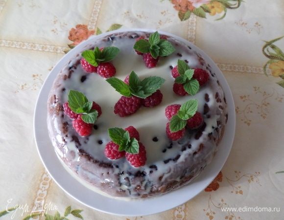 Украшаем кекс малиной и мятой.