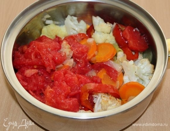 После этого переложить запеченные в кастрюлю, добавить очищенные измельченные помидоры.