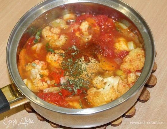 Доливаем в кастрюлю воды, чтобы овощи были покрыты, и варим еще 20 минут. Затем добавляем специи, пробуем на соль, при необходимости можно добавить немного сахара.