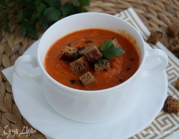 Посыпаем суп гренками и подаем.