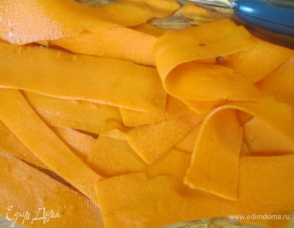 Овощным ножом аккуратно нарезаем тонкие пластинки моркови. Морковь лучше взять молодую.