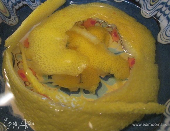 С лимона тем же овощным ножом снимаем цедру произвольной формы и заливаем водой. Ставим емкость с цедрой на огонь, доводим до кипения и сливаем воду. 