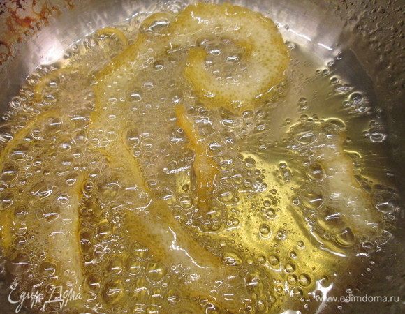 Повторяем процедуру два раза, затем снова заливаем водой (50 мл), насыпаем сахар и кипятим 2-3 минуты.