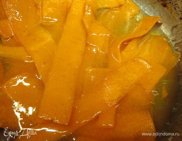 Вынимаем лимонную цедру из сиропа и сушим на пергаменте. А в лимонный сироп опускаем морковь и кипятим 5 минут.