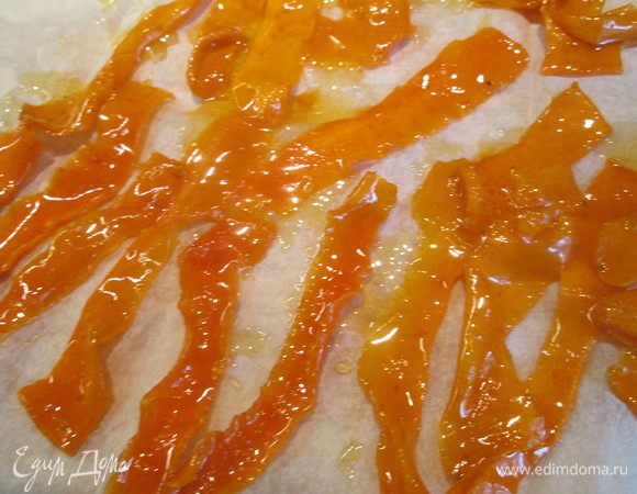 Вынимаем из сиропа, укладываем для сушки на пергамент.