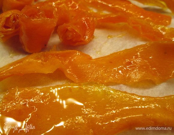 Немного остывшую морковь скручиваем рулетиками.