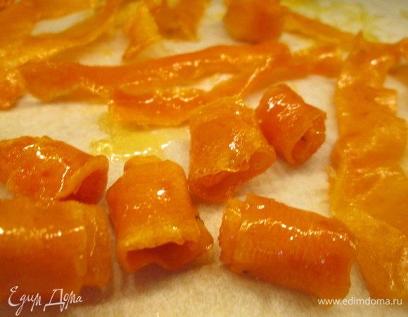 Цукаты можно нарезать любой формы: пластинами, тонкими полосками. Мне нужны были рулетики для украшения кекса. Оставшийся сироп сохраняем и используем для выпечки (свой я использовала для смазывания кекса).