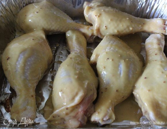 Замаринованные голени сложить в форму для запекания.