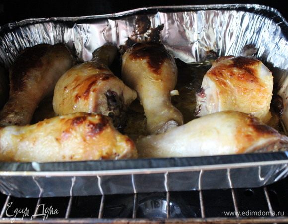 Поставить в разогретую до 180°С духовку. Запекать 30 минут. Затем увеличить температуру до 220°С и дать подрумяниться.