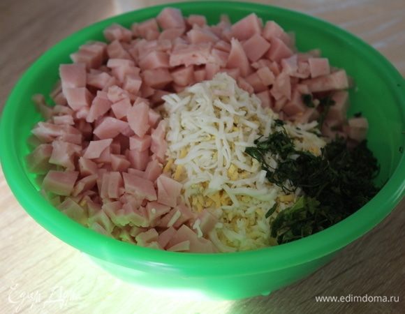 Плавленные сырки и вареные яйца потереть на средней терке. Ветчину нарезать маленькими кубиками. Зелень мелко порезать.