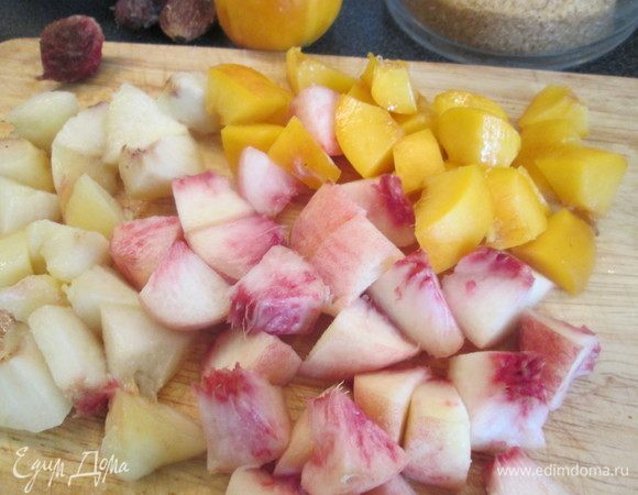 Нарезаем персики и нектарины ломтиками.