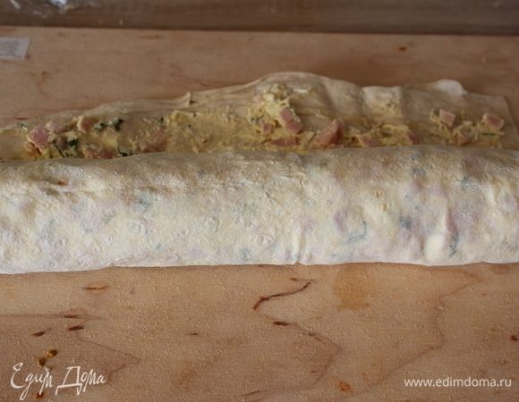 Свернуть рулетом и убрать на 15 минут в морозилку.