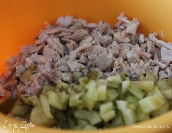 Вареное куриное филе и огурцы нарезать маленькими кубиками.