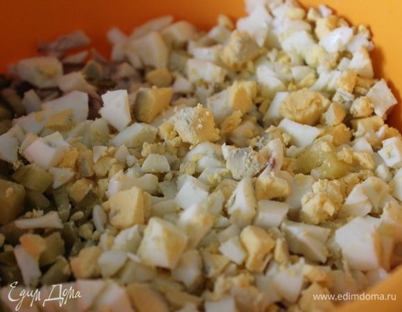 Добавить нарезанные кубиками вареные яйца.