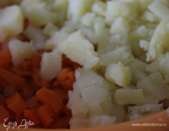 С консервированного горошка слить жидкость, добавить горошек в салат. Затем вареные морковь и картофель, также нарезанные кубиками.