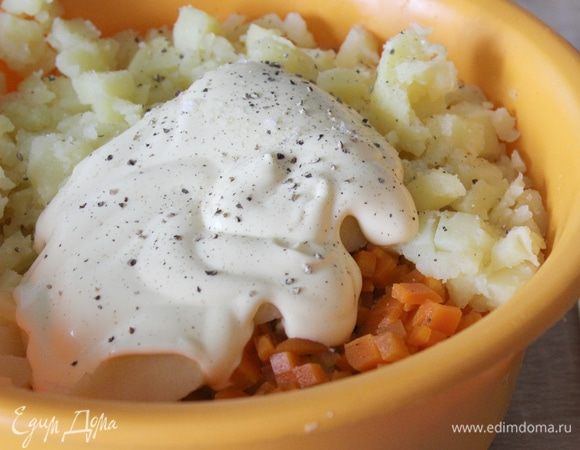 Добавить майонез с лимонным соком ТМ «МахеевЪ», перец, соль. Перемешать.