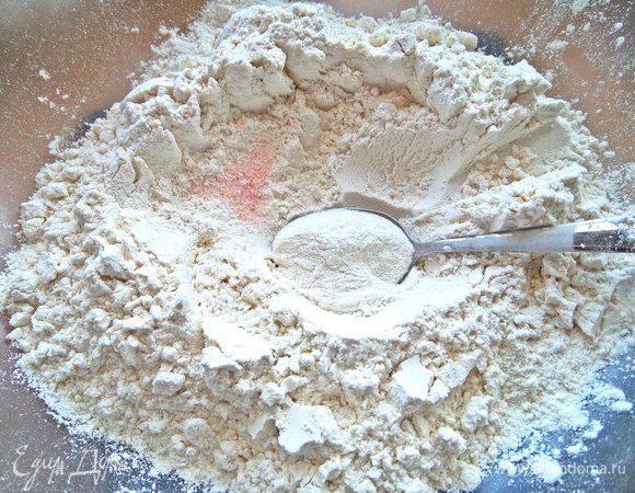 В муку ввести соль и разрыхлитель.