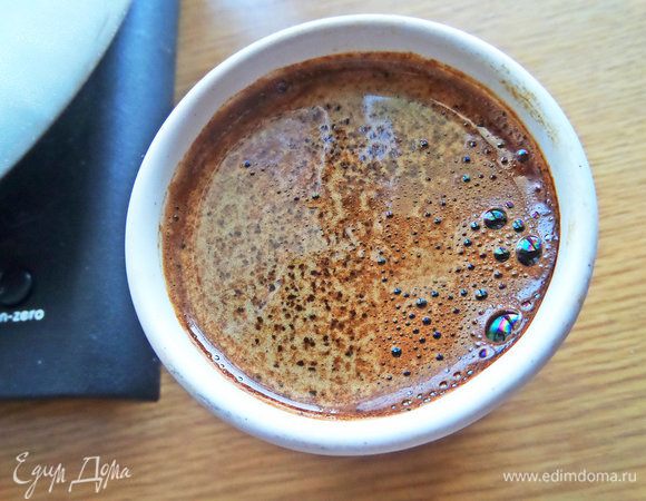 Заварить крепкий кофе, остудить до теплого.