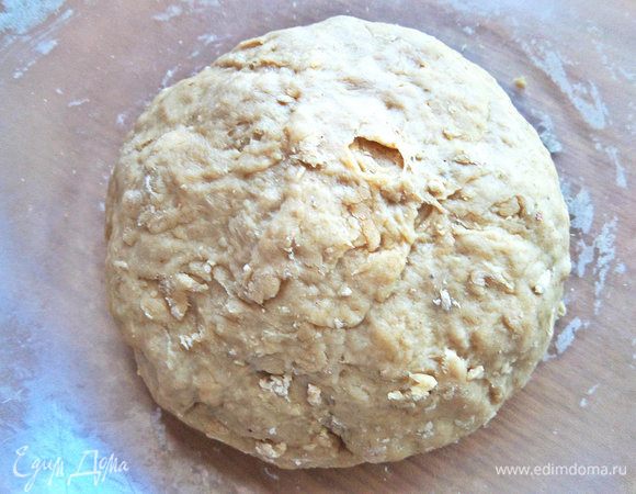 А потом руками в колобок тесто.