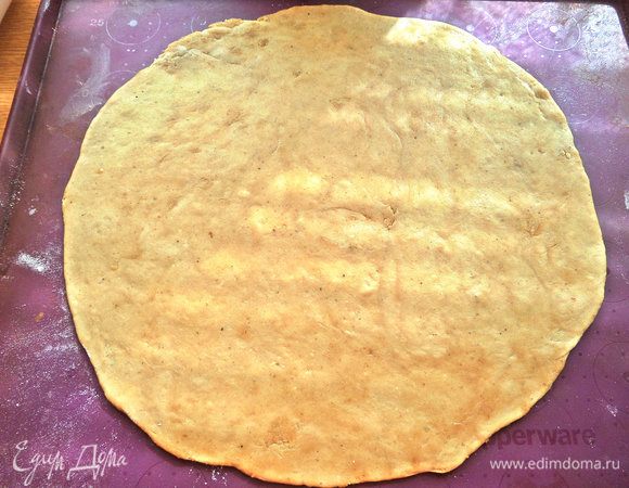 Я готовила заранее и убирала в холодильник, но можно раскатать сразу.