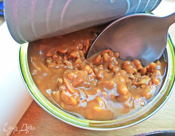 На дно нам нужна арахисовая паста. Если нет, используйте ореховую крошку.