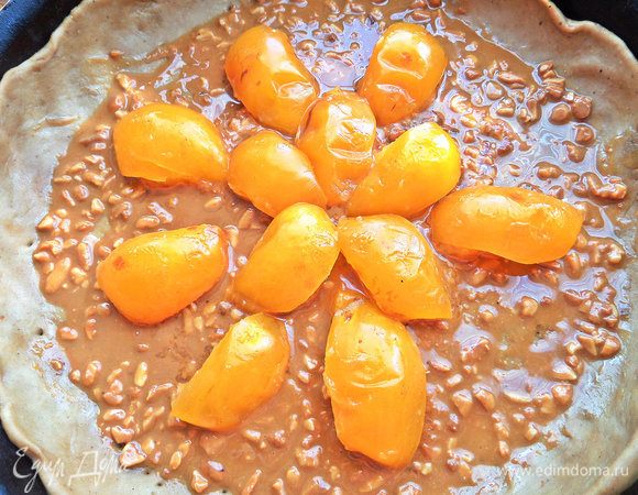 Сверху — сливы дольками.