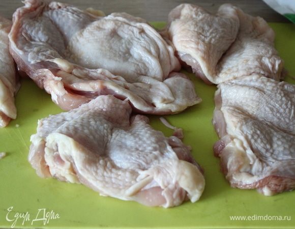Филе куриного бедра со шкурой разрезать на 2 части.