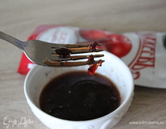 Слегка взбить вилкой.