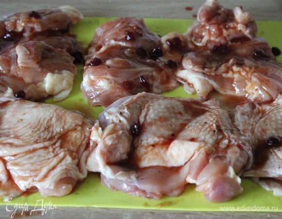 Силиконовой кисточкой смазать куриное филе полученной смесью с двух сторон. Оставить на полчаса.