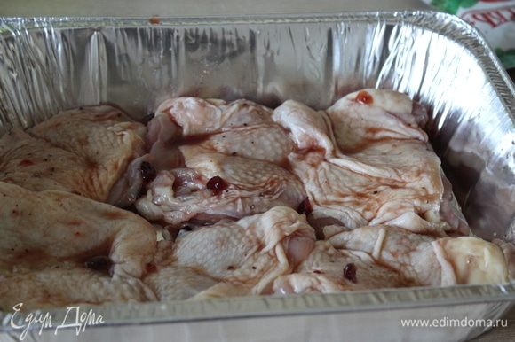 Сложить подготовленное куриное филе в форму для запекания.