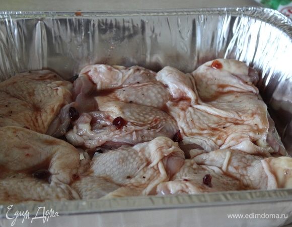 Сложить подготовленное куриное филе в форму для запекания.