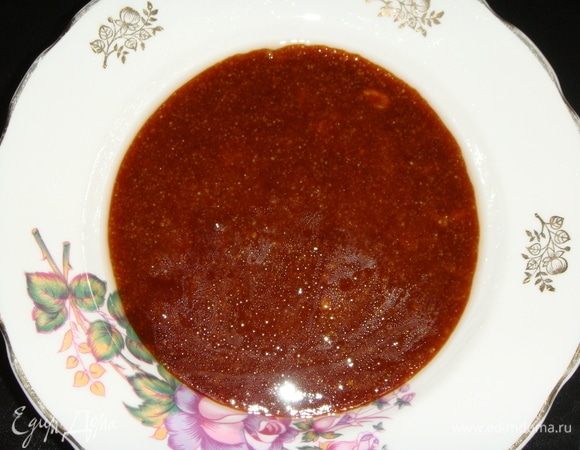 Добавить в сотейник сливочное масло и мешать до однородности. Вылить карамель на силиконовый коврик или пергамент, чтобы она быстрей застыла.